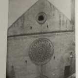 La facciata � in effetti di inizio 900, perch� quella originaria si trovava dal lato opposto: nel 500 il centro abitato si sviluppava infatti a sud-ovest e l�ingresso della chiesa era rivolto verso l�interno della citt� 